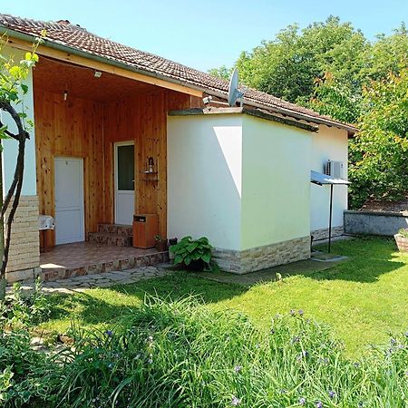 Divna Guest House Krushuna Exterior photo