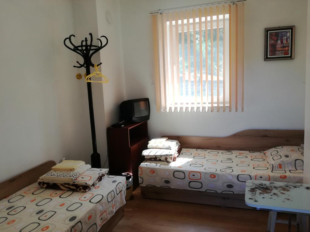 Divna Guest House Krushuna Exterior photo